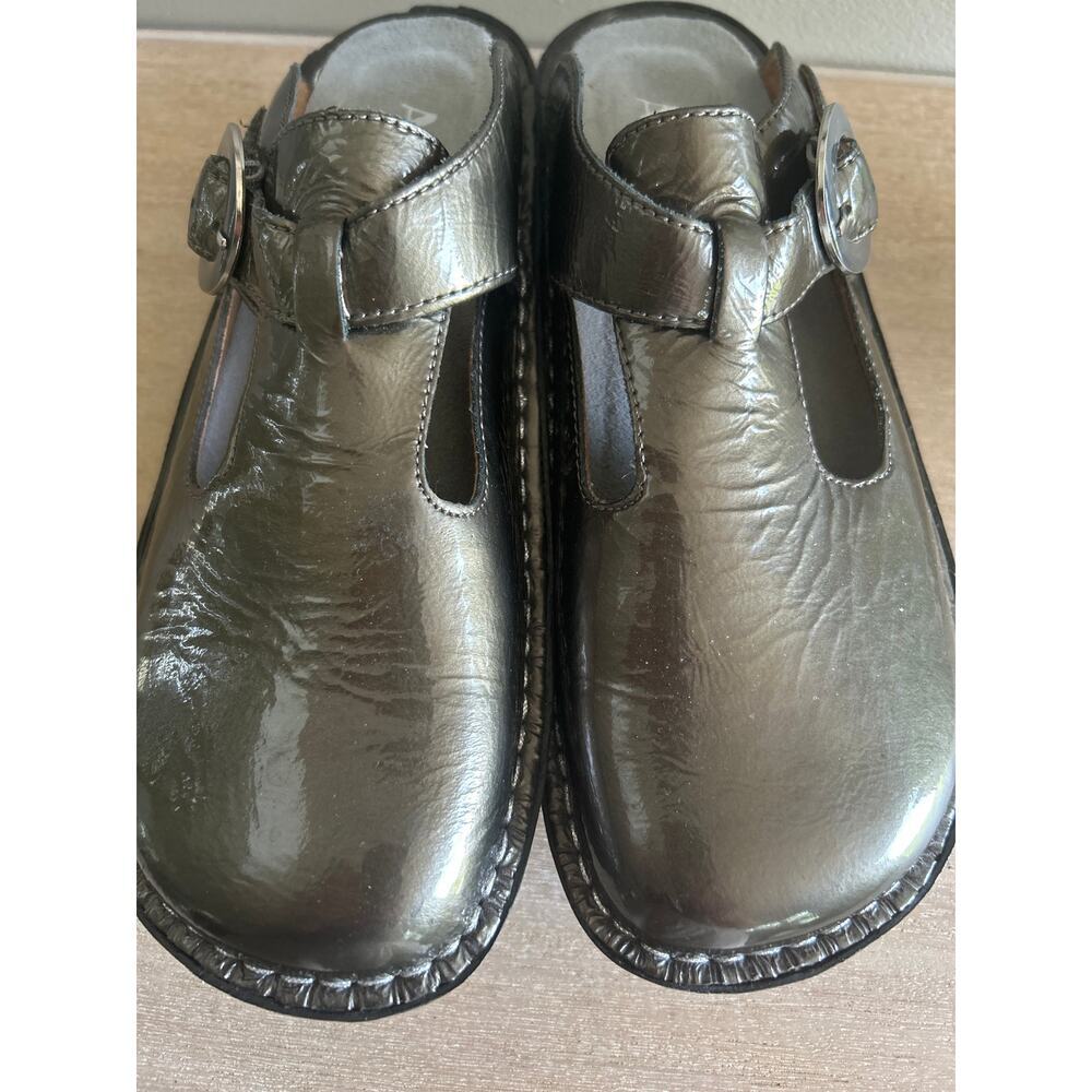 Allegra Women’s Metallic Gray Mary Jane Comfort Clogs, Slip-On, Buckle Detail - Picture 8 of 9